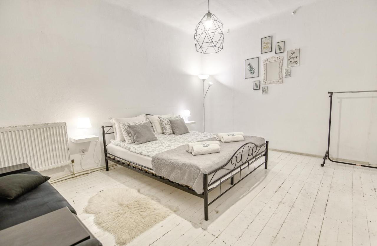Отель La Maison Blanche Алба-Юлия Экстерьер фото