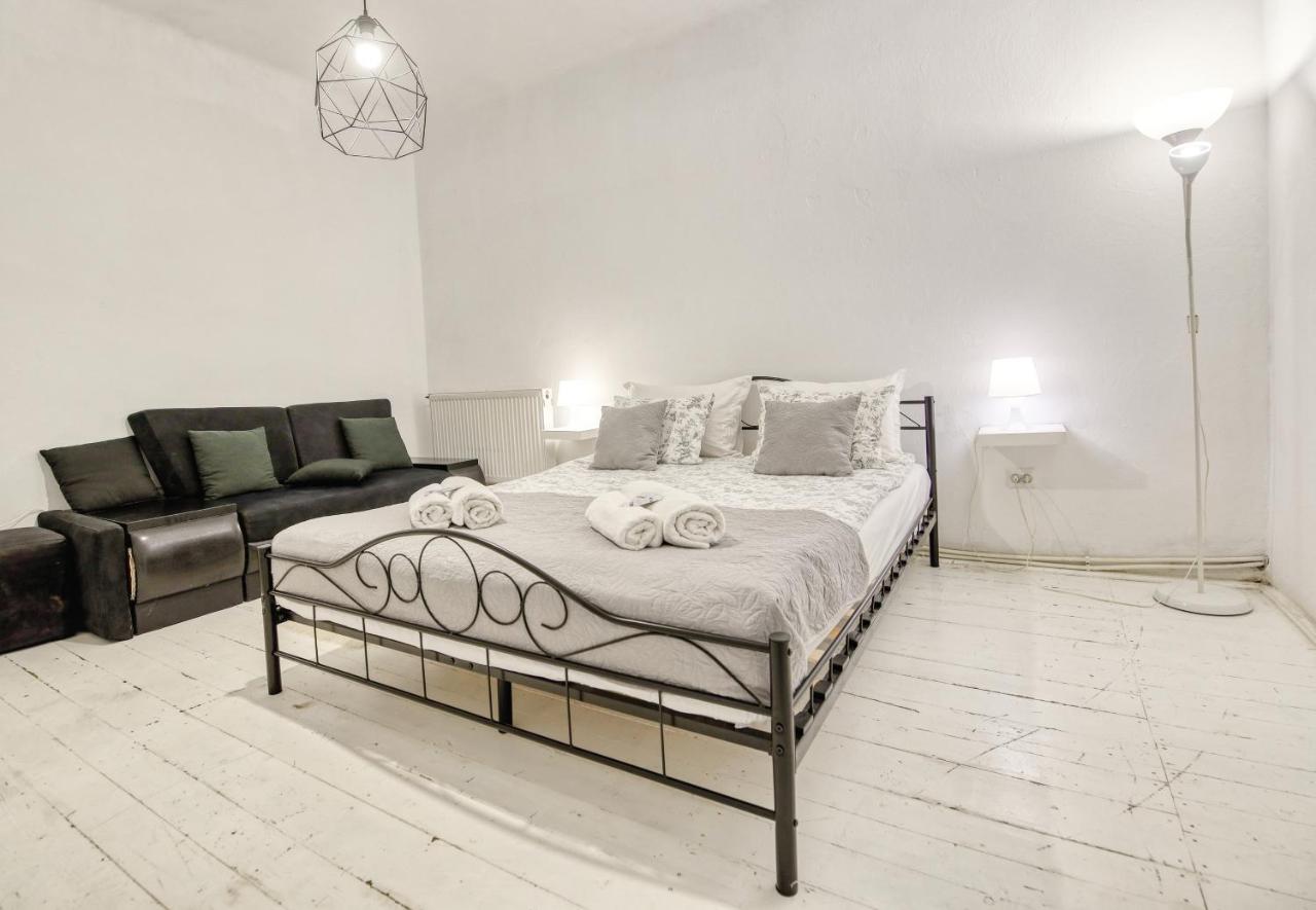 Отель La Maison Blanche Алба-Юлия Экстерьер фото