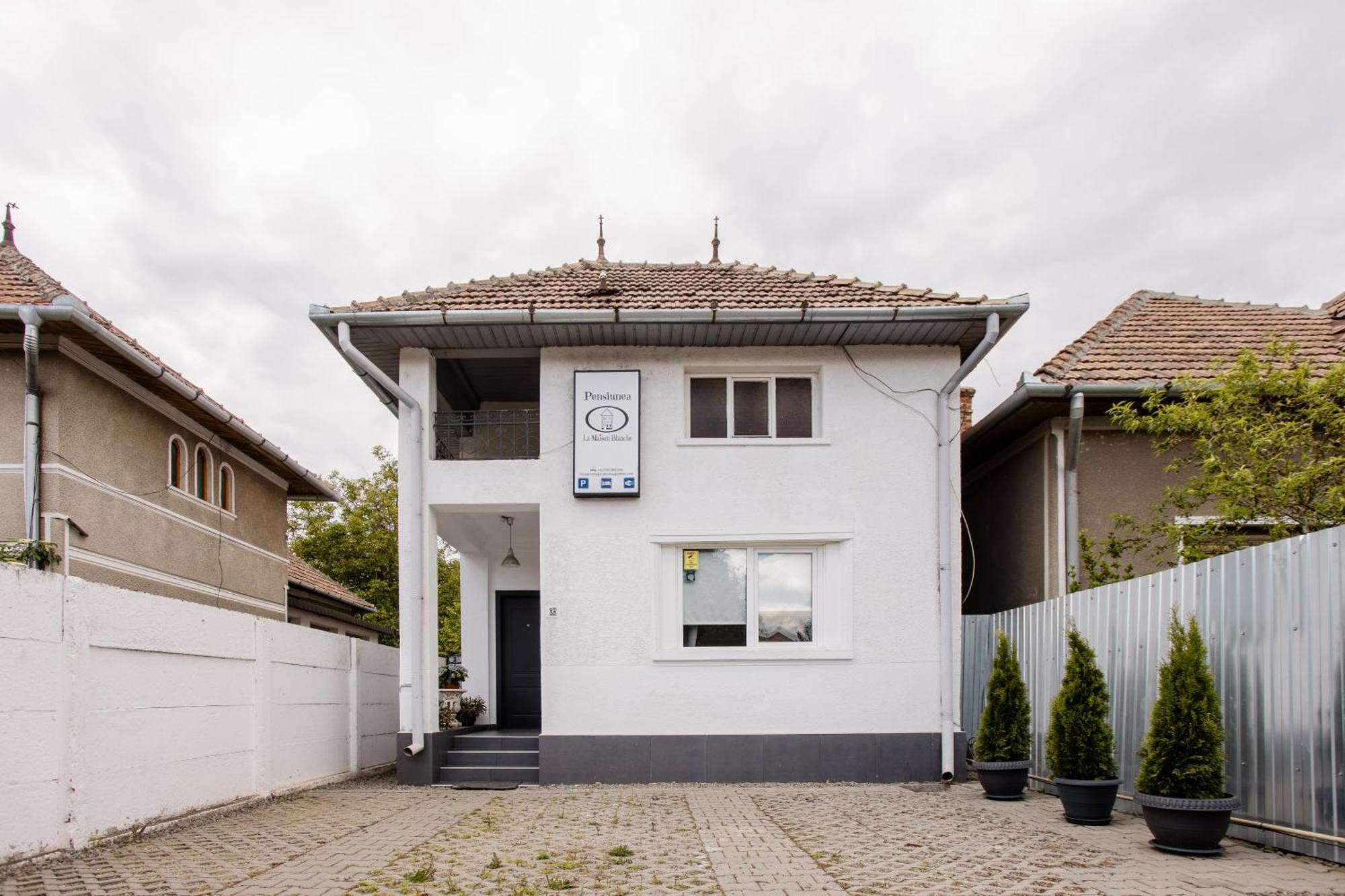 Отель La Maison Blanche Алба-Юлия Экстерьер фото